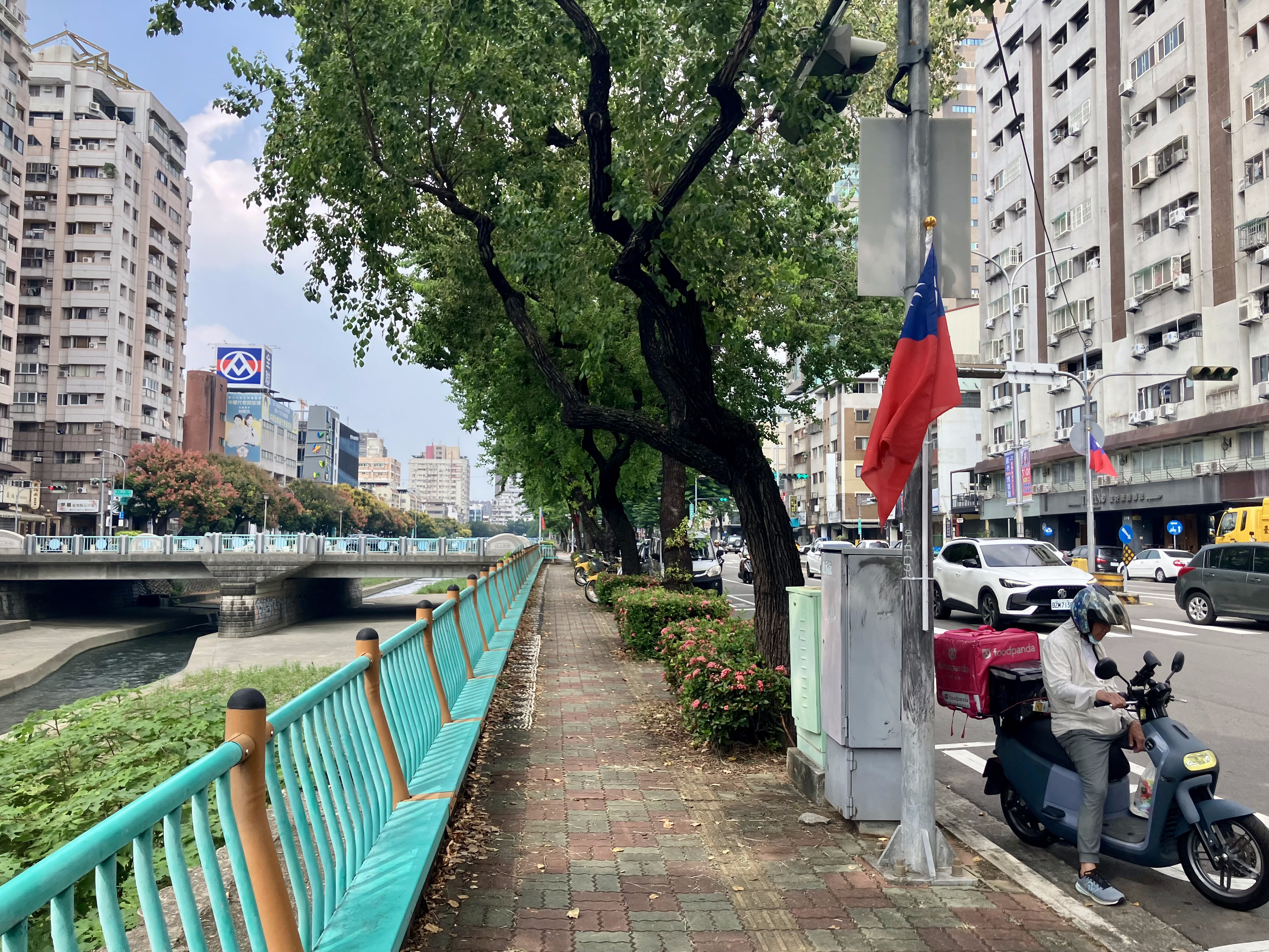 Zhongming South Road.