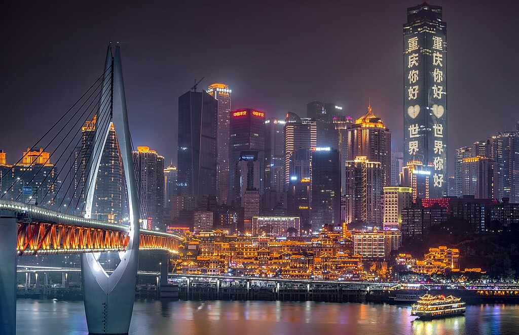 重庆是在夜里。很漂亮的大桥。